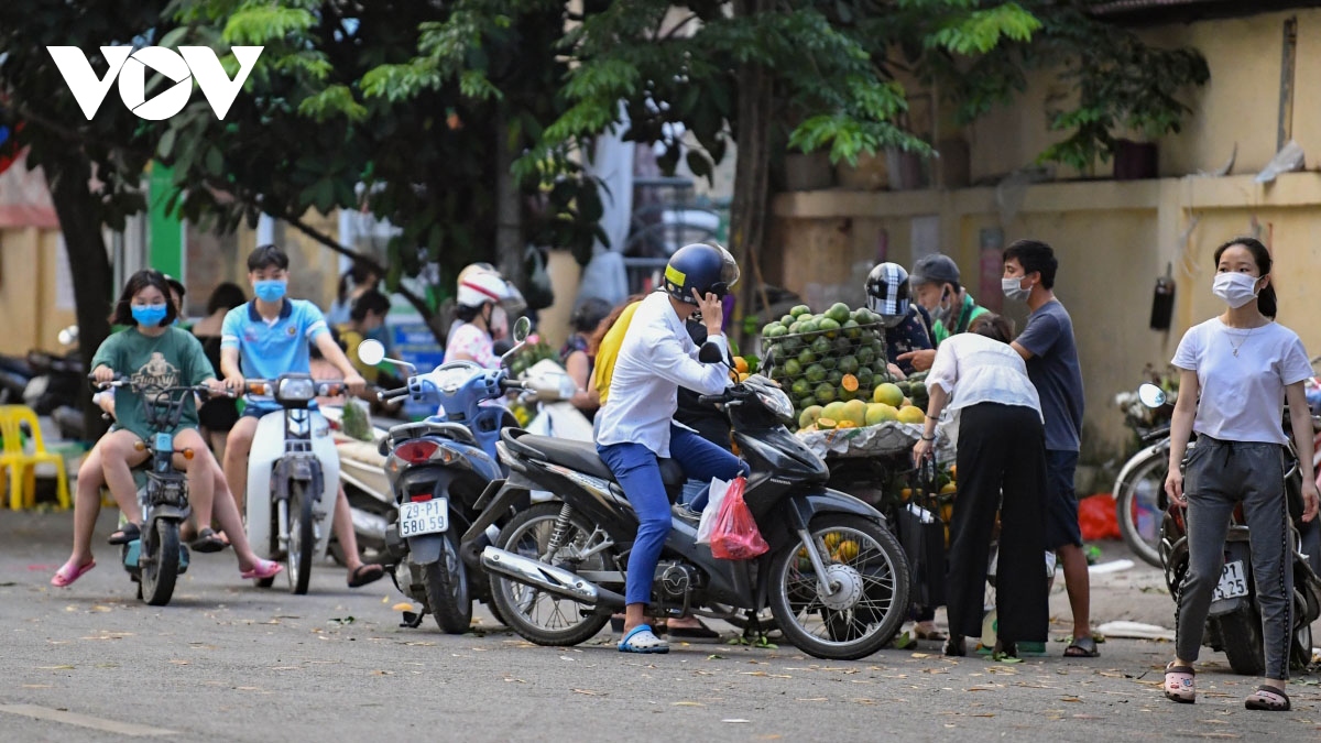 Makeshift markets in Hanoi remain busy despite COVID-19 measures